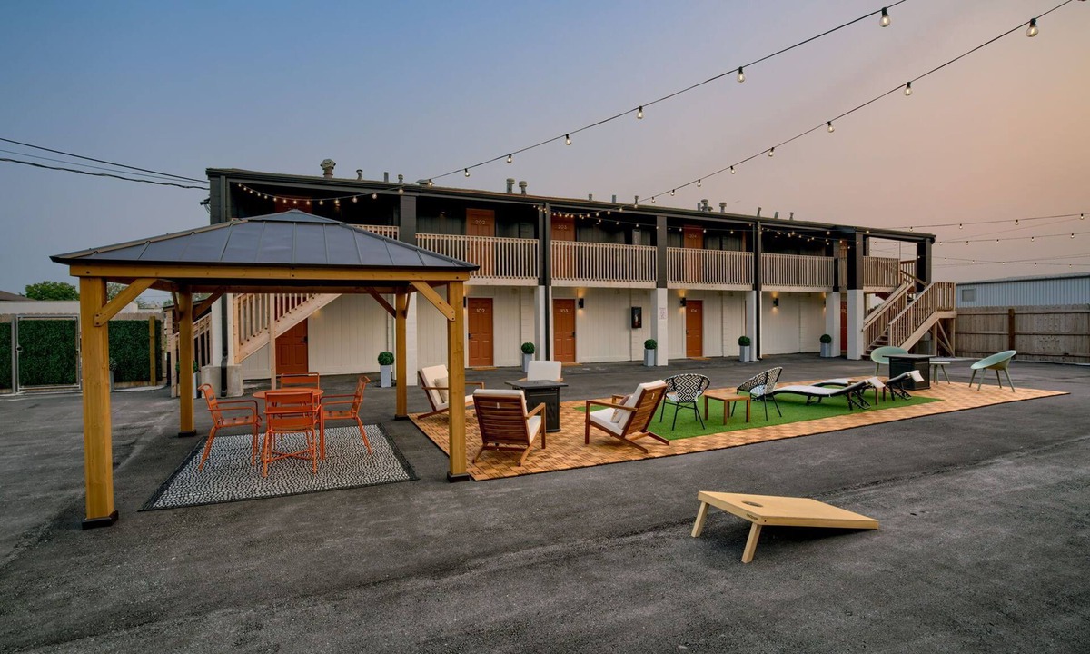Lincoln House | Modern 3-bedroom detached space w/WiFi, kitchen, full-size fridge, living room