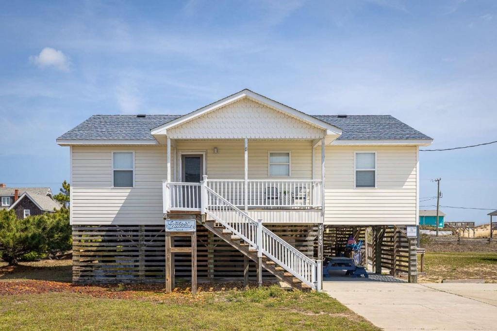 Kitty Hawk House | Modern 3rd Row Cottage Hot Tub and Pet Friendly