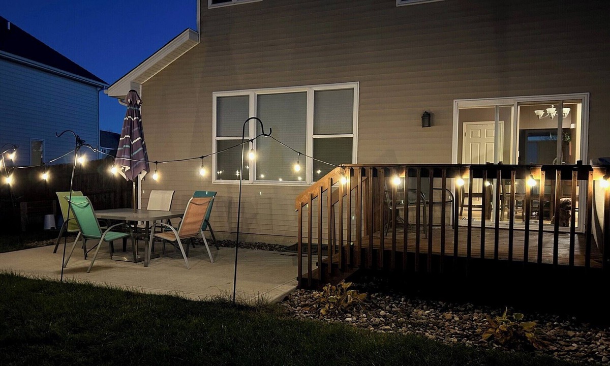 West Des Moines House | Modern 6BR West Des Moines Home with Outdoor Oasis
