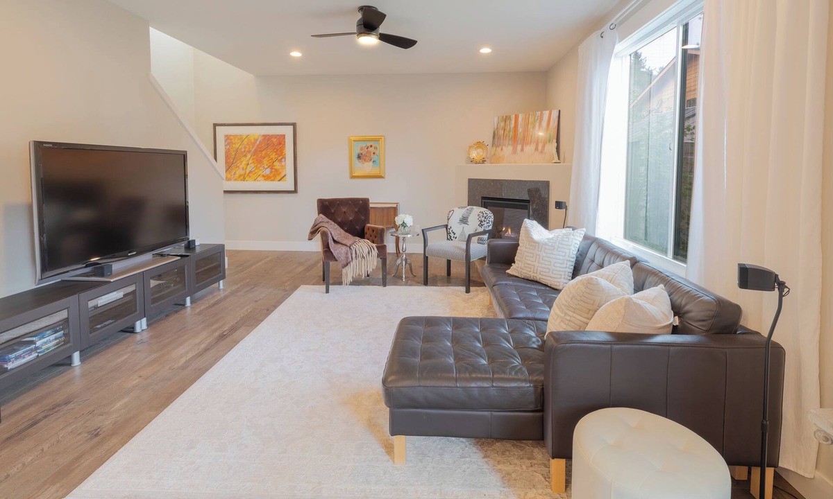 Astoria Apartment | Modern Astoria Homestay Water Views + Garden