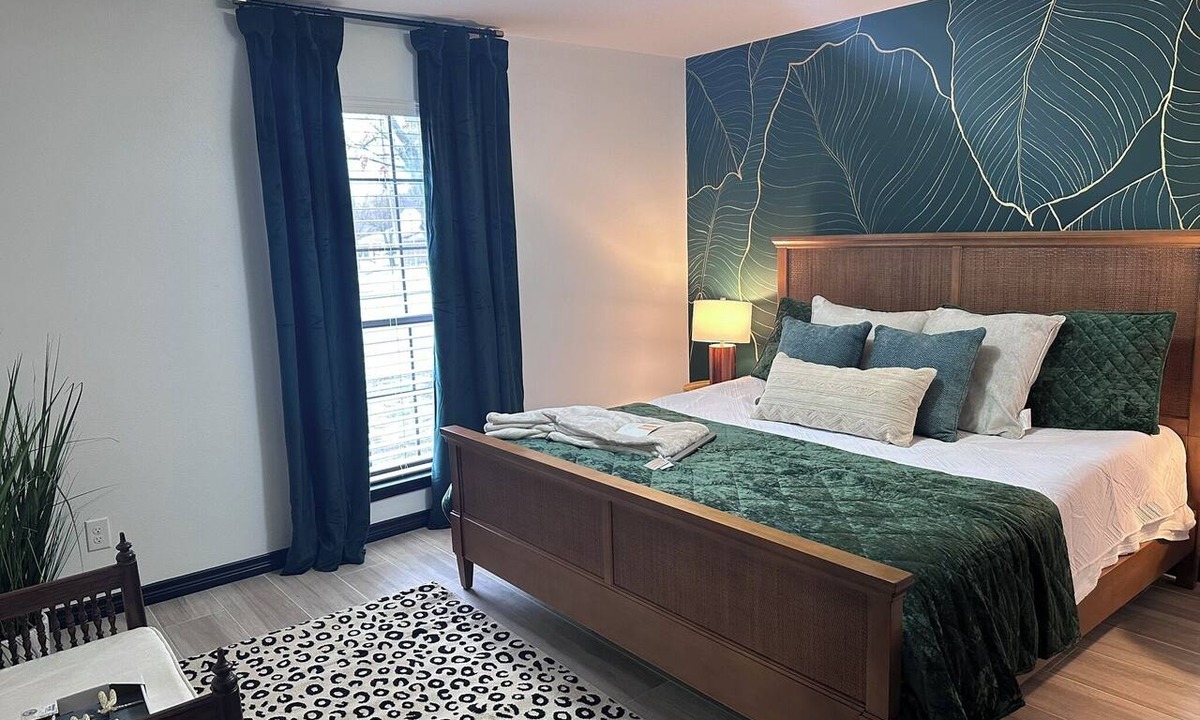 Saint Jo House | Modern Colorful 3 Bedroom Retreat a block off the Square in Saint Jo