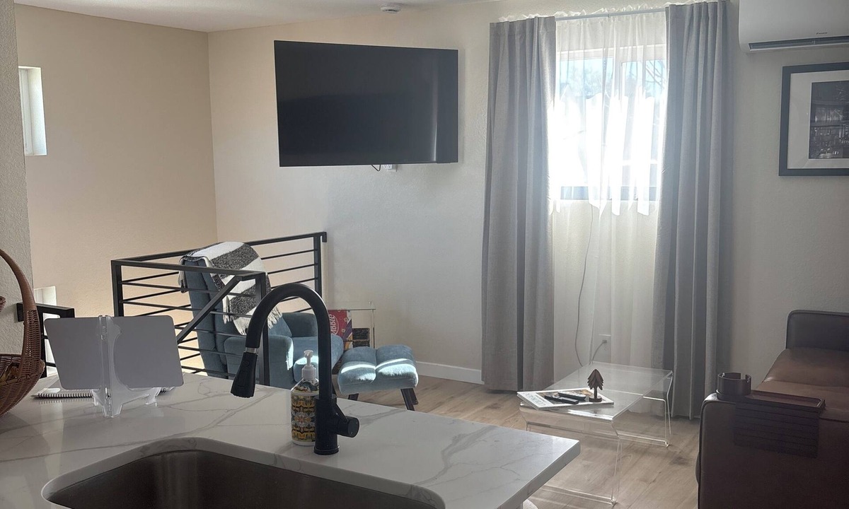 Lincoln Park House | Modern Denver Guesthouse in the Art District – Private Suites, Walk to Downtown