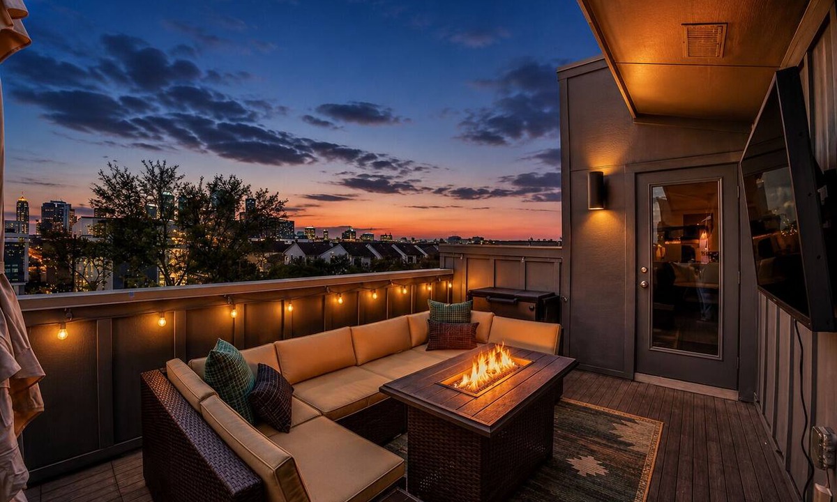East Downtown Houston House | Modern EaDo Stay - 3BR Townhome w/Private Deck