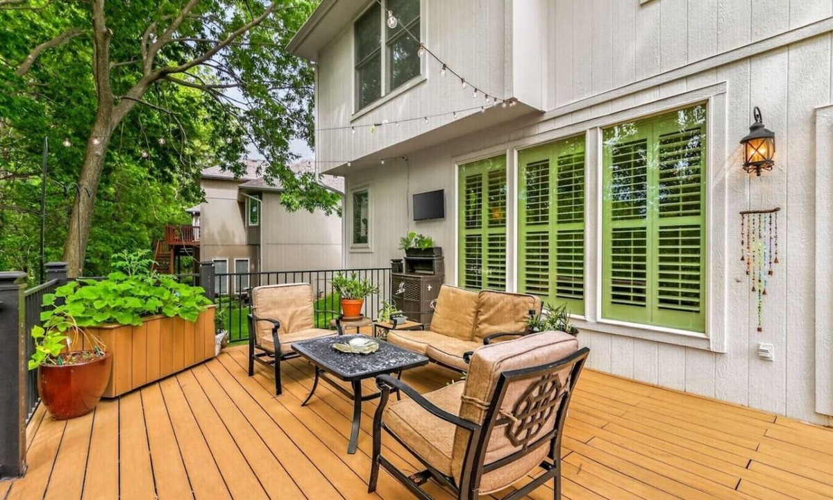 Waldron House | Modern Family-Friendly Retreat Near Downtown KC