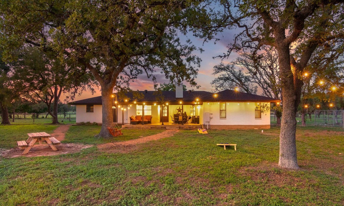 Comfort House | Modern Farmhouse - Hill Country Getaway - Texas Wine Country