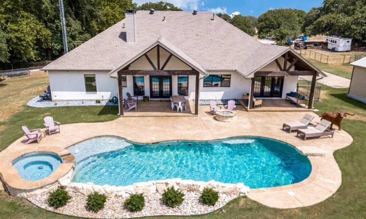 Aubrey House | Modern Farmhouse on 7 acres w/pool, hot tub. Access Denton, pilot point, Celina,