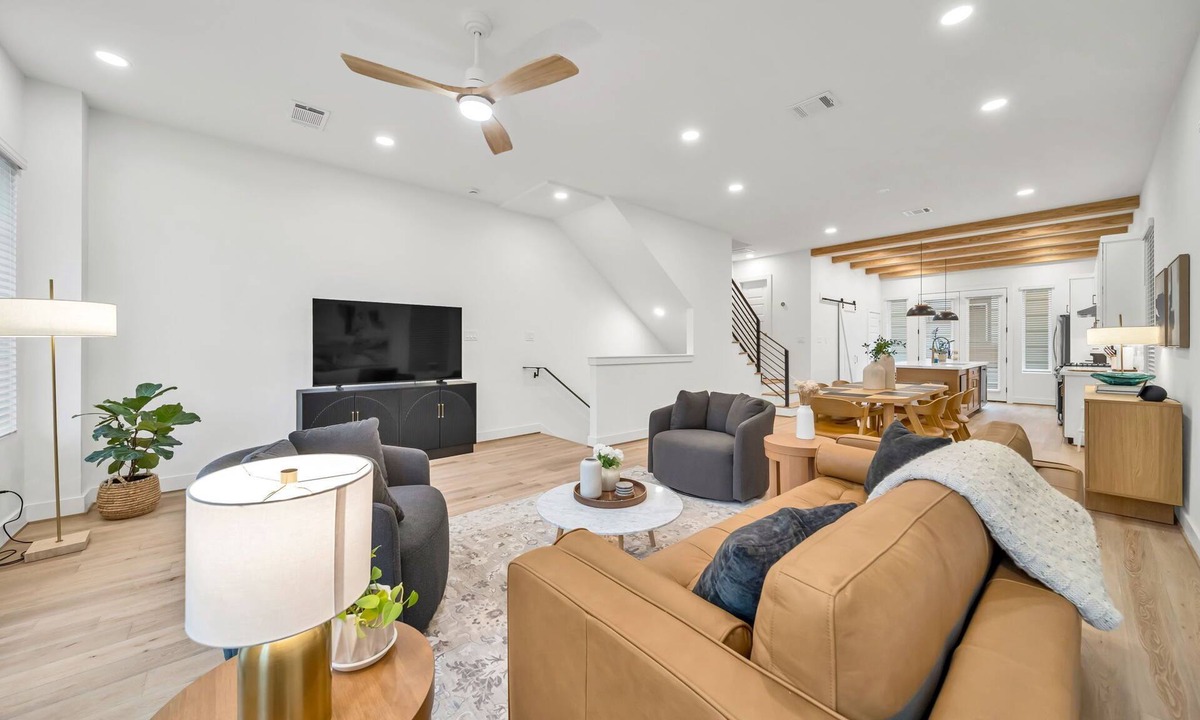 Shady Acres House | Modern Heights Home Sleeps 8 Garage Near Downtown Houston