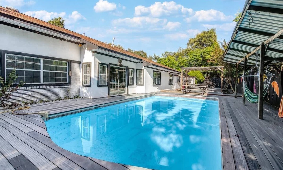 Southeast Houston House | Modern Houston Pool Retreat 5BR Sleeps 15