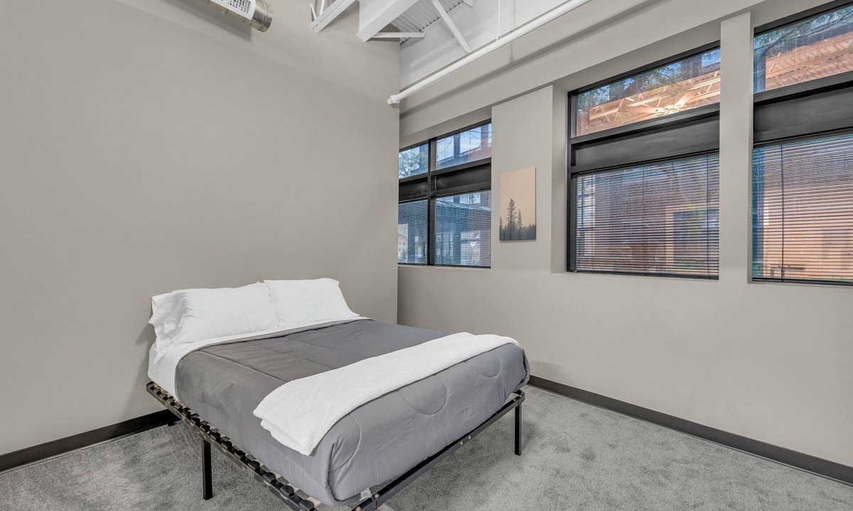 Waldron Apartment | Modern Industrial Loft Near Airport High-Speed WiFi Secure with free parking