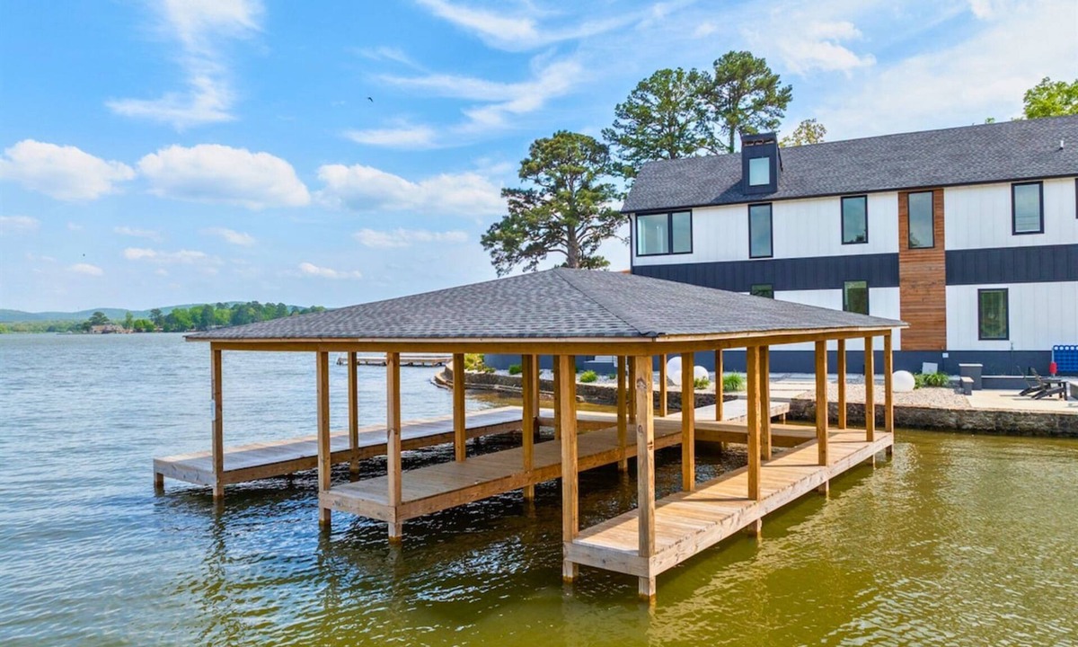 Lake Hamilton House | Modern Lakefront | Gorgeous Views | Sleeps 28