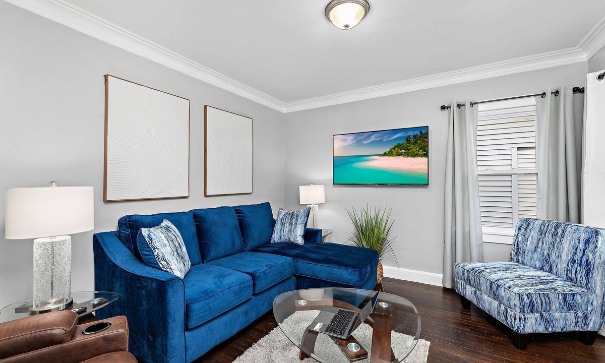 Kansas City House | Modern Midtown KC Home Ideal for 30+ Day Stays