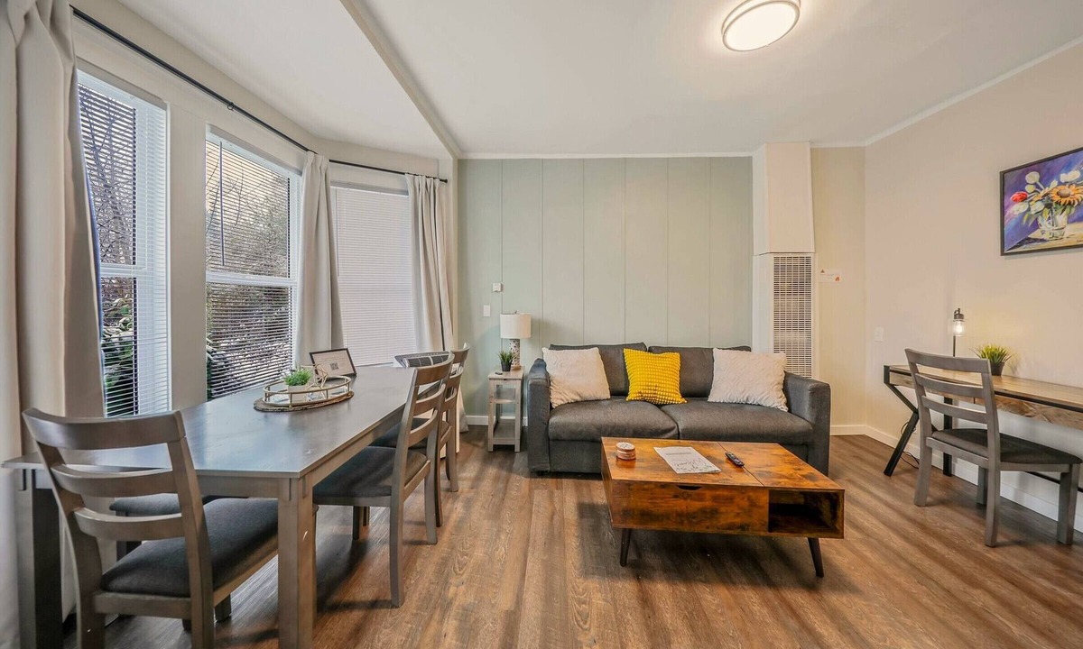 Renton House | Modern & Newly Renovated-Centrally located/King Bed/Free Parking