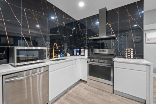 Neartown Apartment | Modern Studio Retreat with Free Park