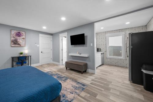 Neartown Apartment | Modern Studio Retreat with Workspace in Houston