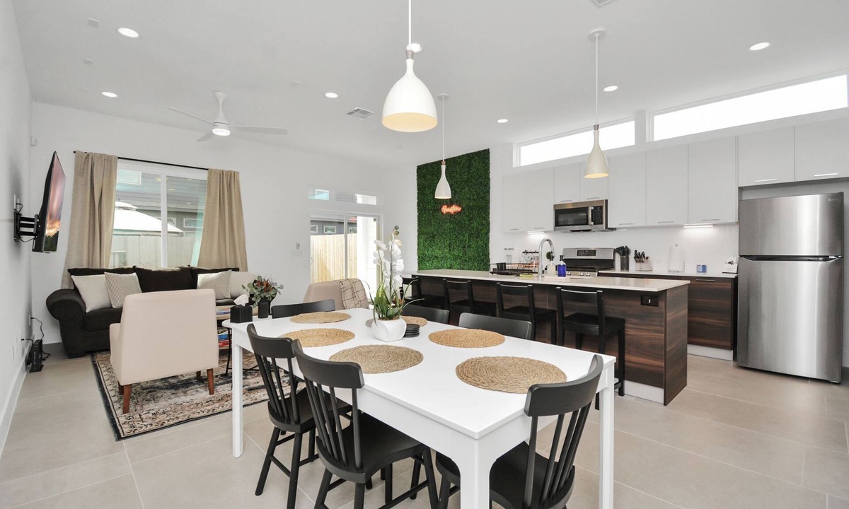 Northside House | Modern Townhome-5 minutes to Downtown-Sleeps 9 Comfortably-King Suite