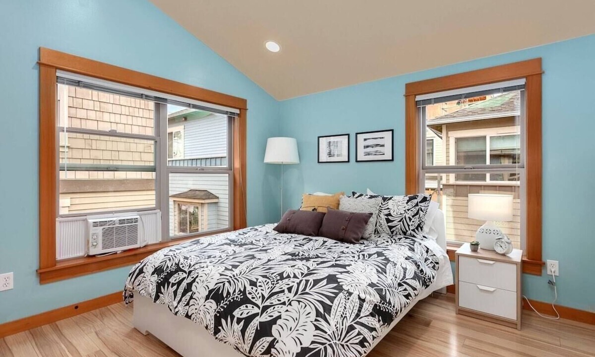 North Beacon Hill House | Modern Townhouse near DT Seattle & Stadium, Parking