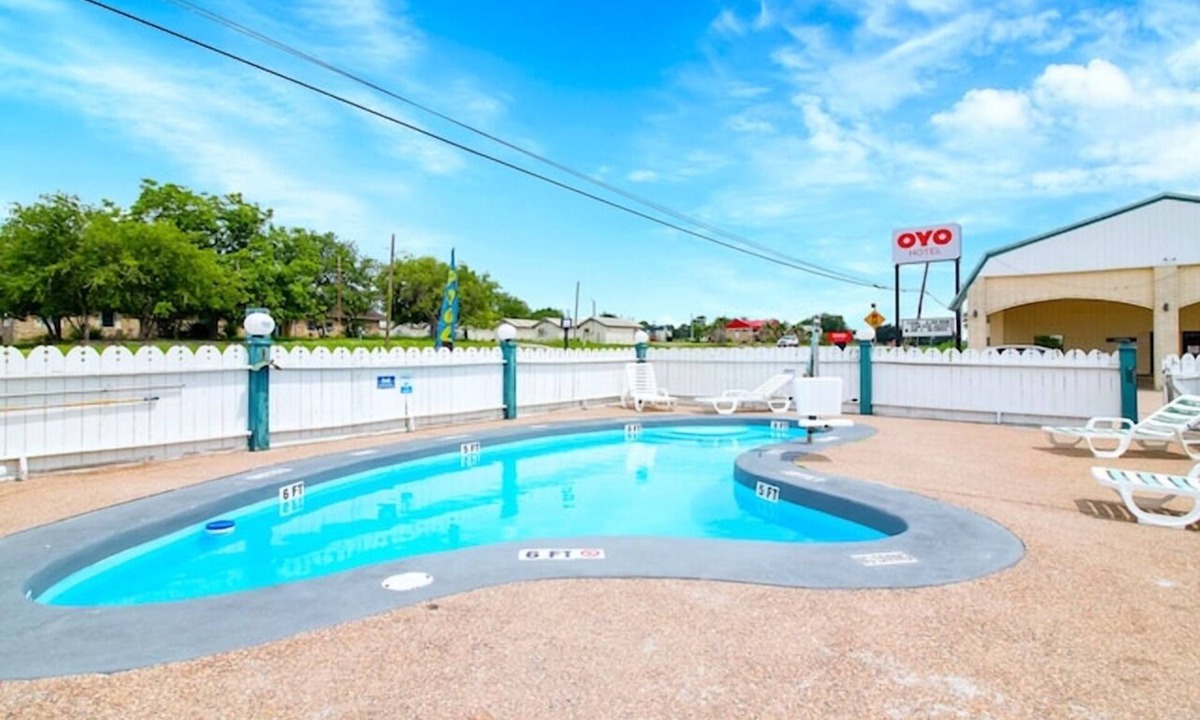 Oakville Hotel | Modern Unit Near Agave Jalisco – Pet Friendly, On‑site Parking & Pool