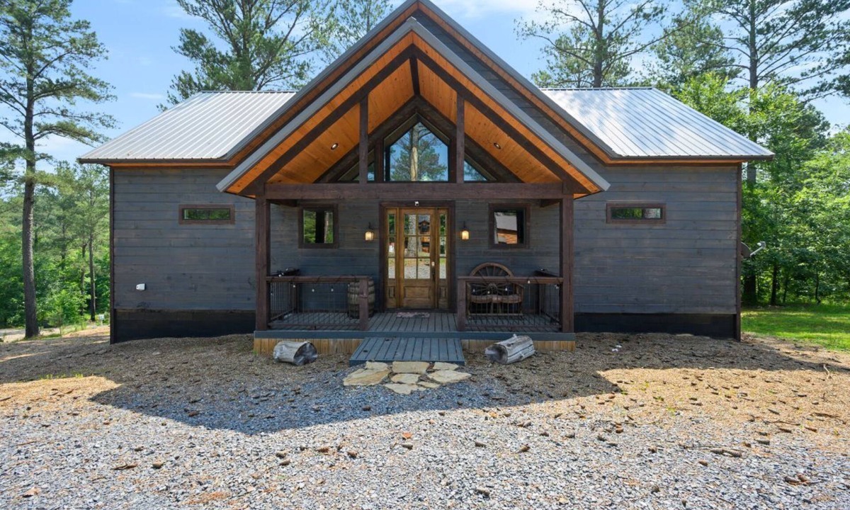 Golden Cabin | Moonshine Falls - Hot tub, boat parking, WIFI, relaxation, wildlife, and games!