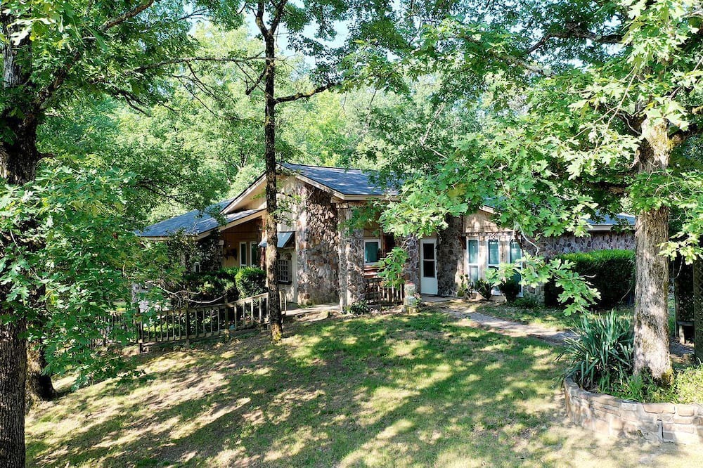 Mount Ida Cabin | Mount Ida Family Getaway: Pet-Friendly Cabin with Game Room in Arkansas