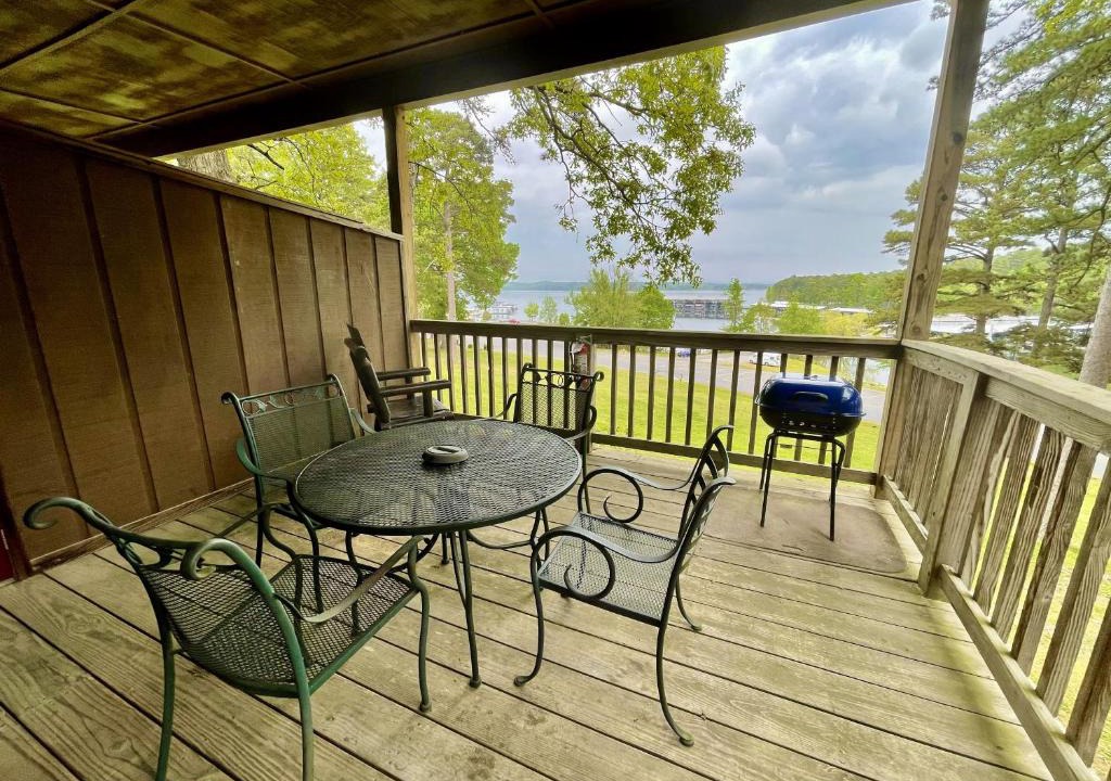 Mount Ida Hotel | Mountain Harbor Queen Guest Room on Lake Ouachita