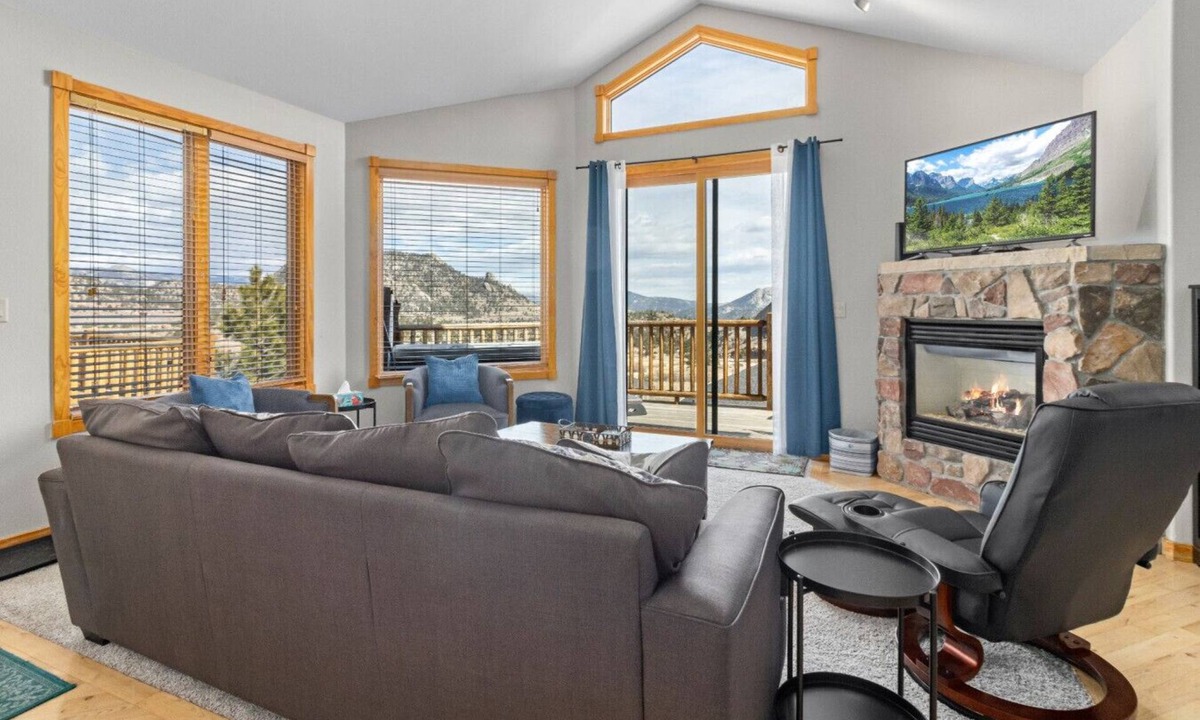 Estes Park House | Mountain Retreat: 2 King Rooms | Private Hot Tub | Near RMNP