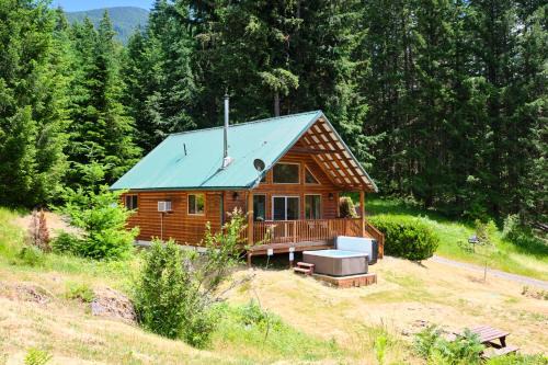 Packwood House | Mountain View Cabin, Hot Tub at White Pass Resort, Mt Rainier