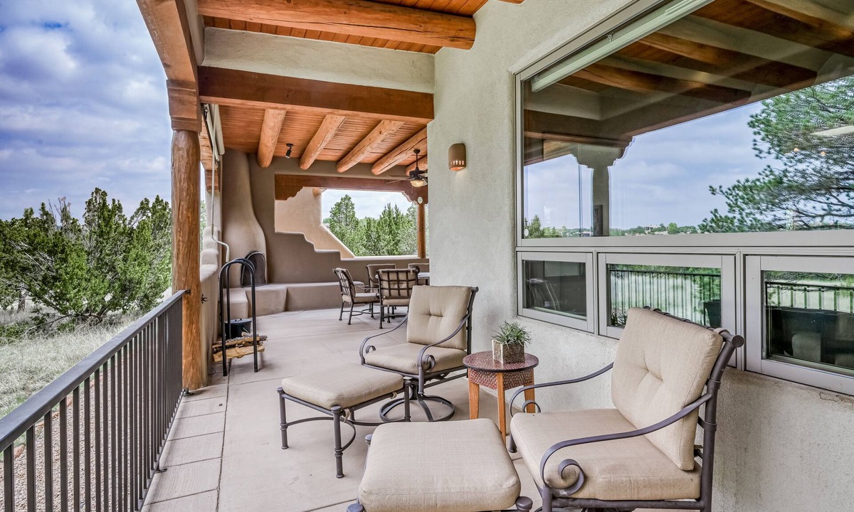 La Tierra House | Mountain view estate with main house & guest house - rooftop hot tub, dogs ok