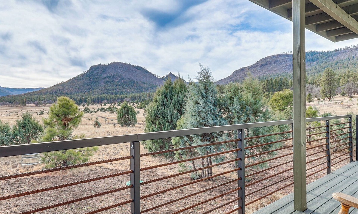 Eagar Cottage | Mountain Views & Ponderosa Pines! Arizona Escape