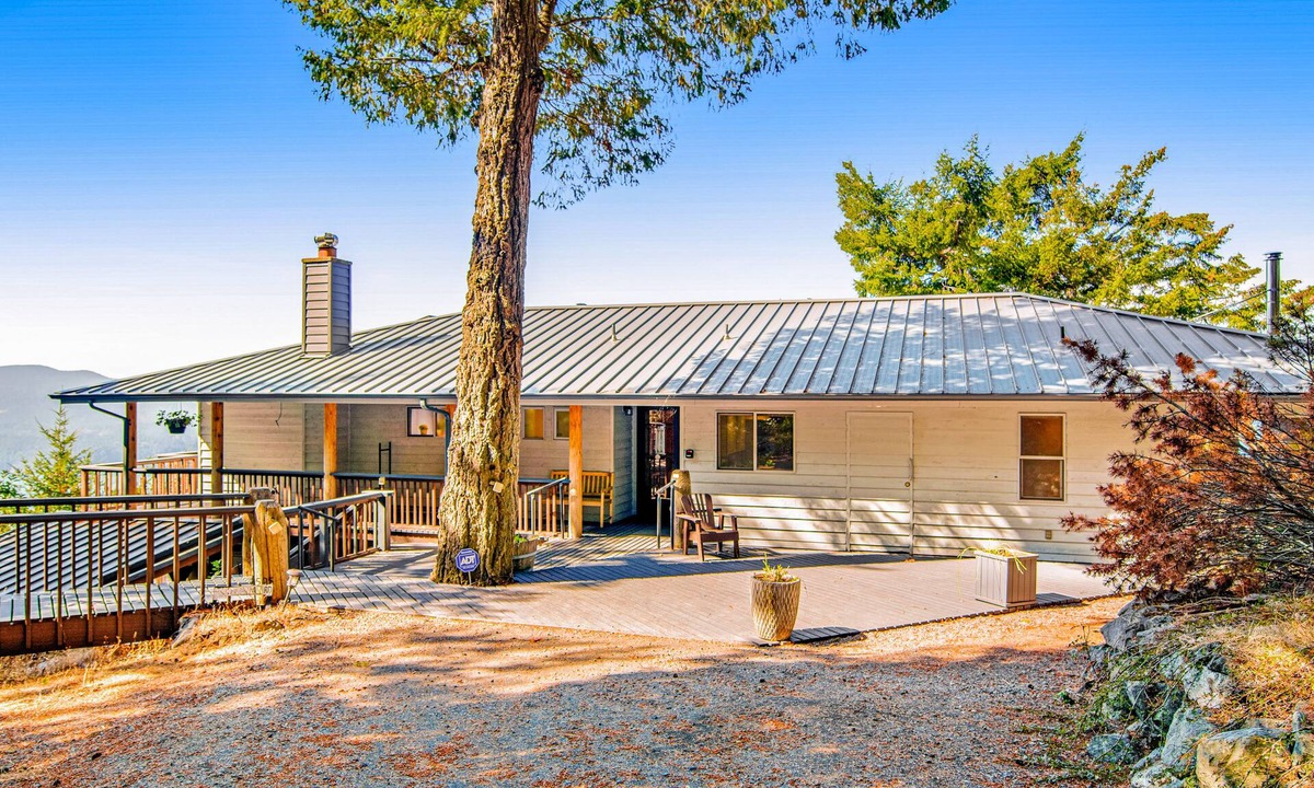 Eastsound House | Mountaintop dog friendly escape with stunning water views & private sauna