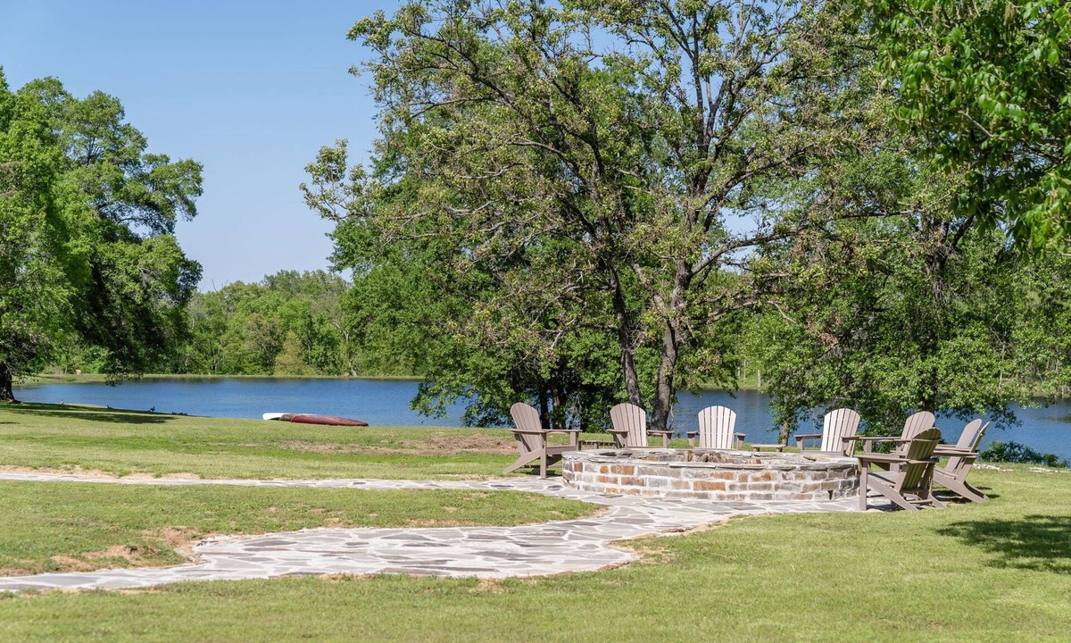 Cecil Cabin | Multi-family Lodge with 8 acre lake and plenty of space, 12 mins to Fort Smith