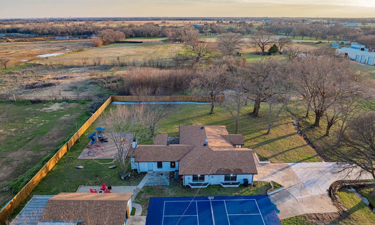 Weston House | Mustang Memories-Stylish Home for Stays & Events