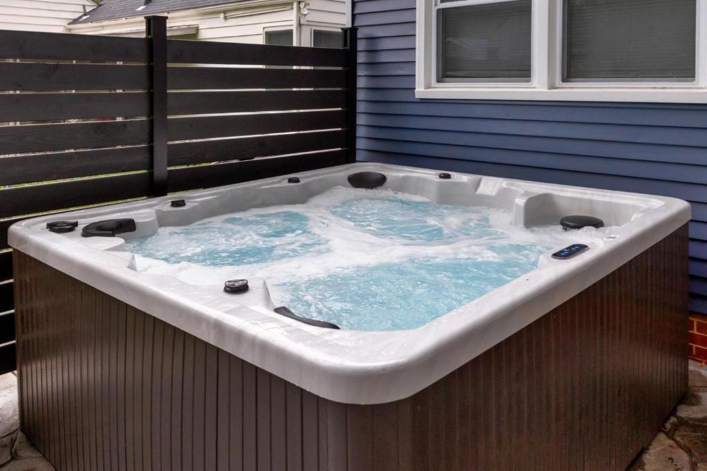 Waveland Park House | Near Drake/Downtown packed w/Amenities - Hot Tub - Movie Theater