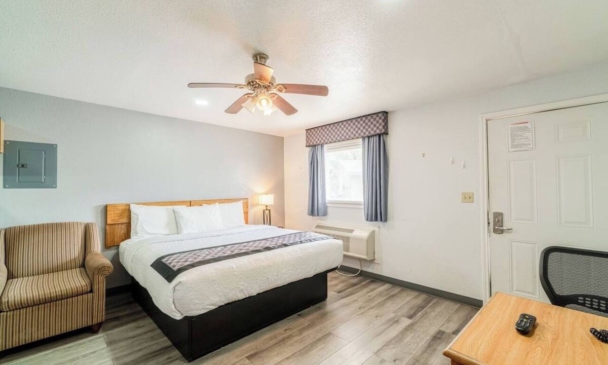 Ira Hotel | Near Heritage Village & Local Landmarks | Free Parking | King Bed Room