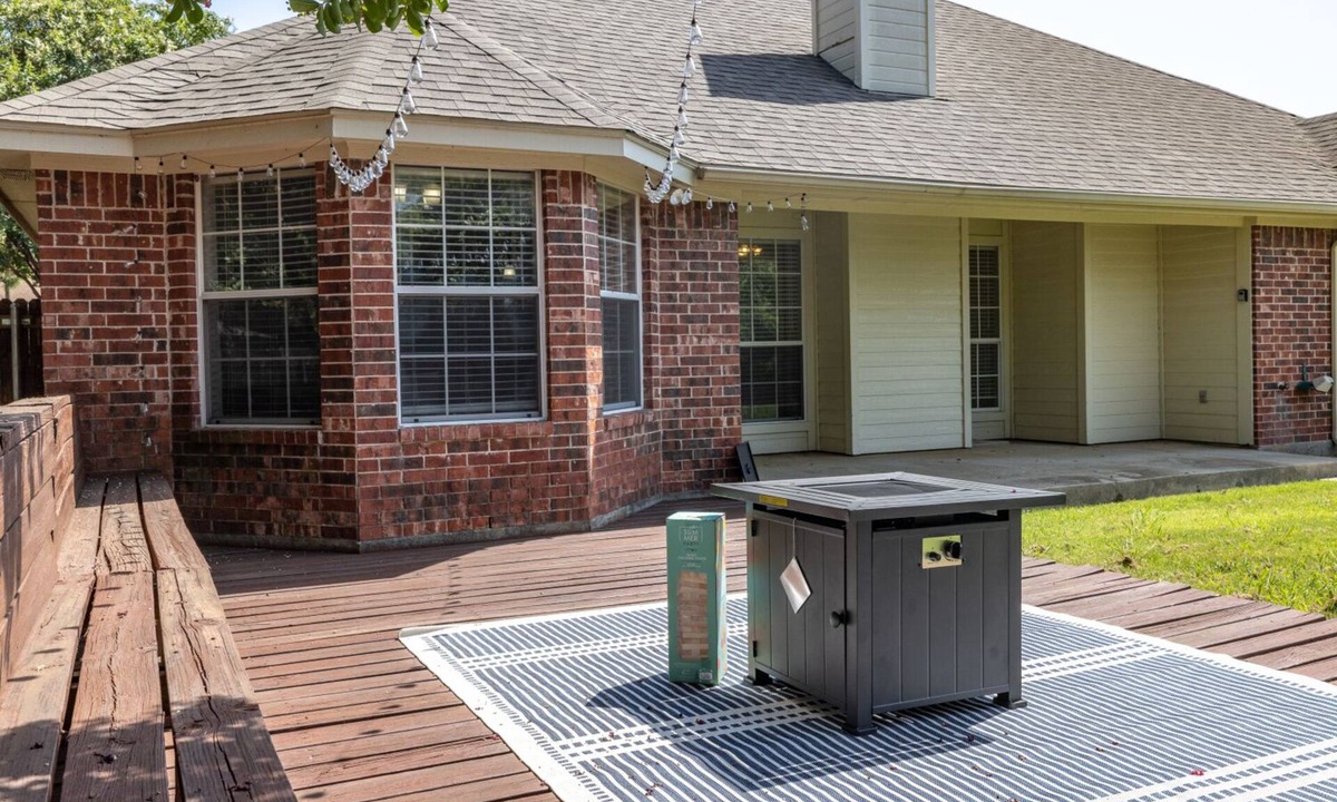 Denton House | Near UNT + Downtown Denton - Full Fenced Backyard