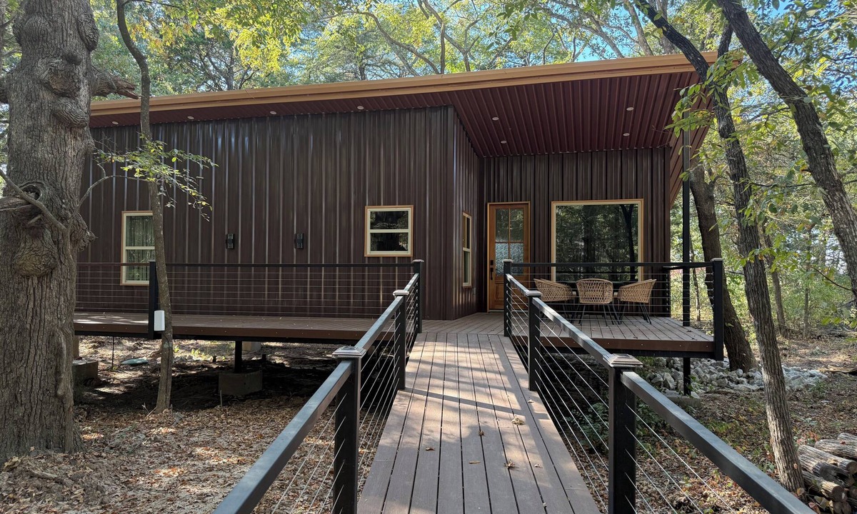 Gober Cabin | Nestled between both Bonham Lake and The New Bois D Arc Cozy 2-bedroom cabin