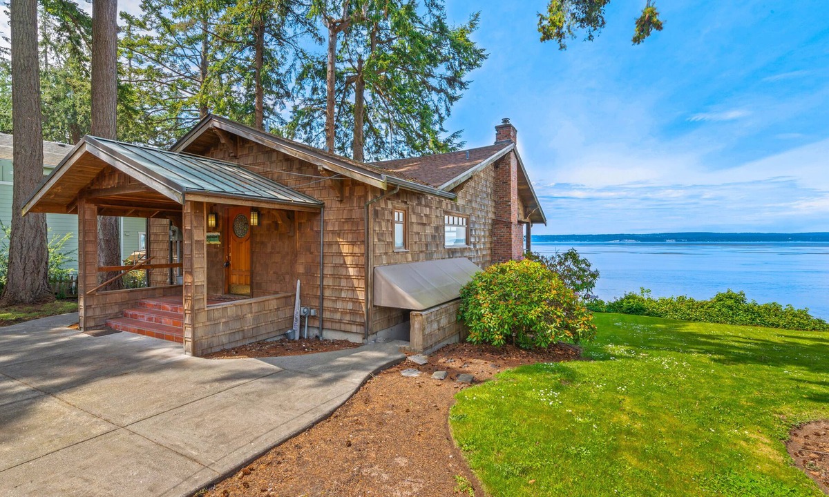 Bells Beach Cottage | NEW: Beautiful Bungalow on Warm Beach Puget Sound