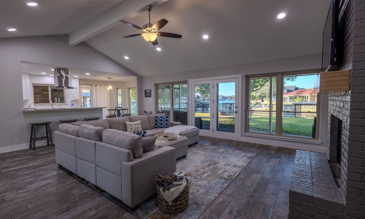 Granbury House | NEW beautiful, clean 3-bedroom lake house 5 minutes from Granbury Square
