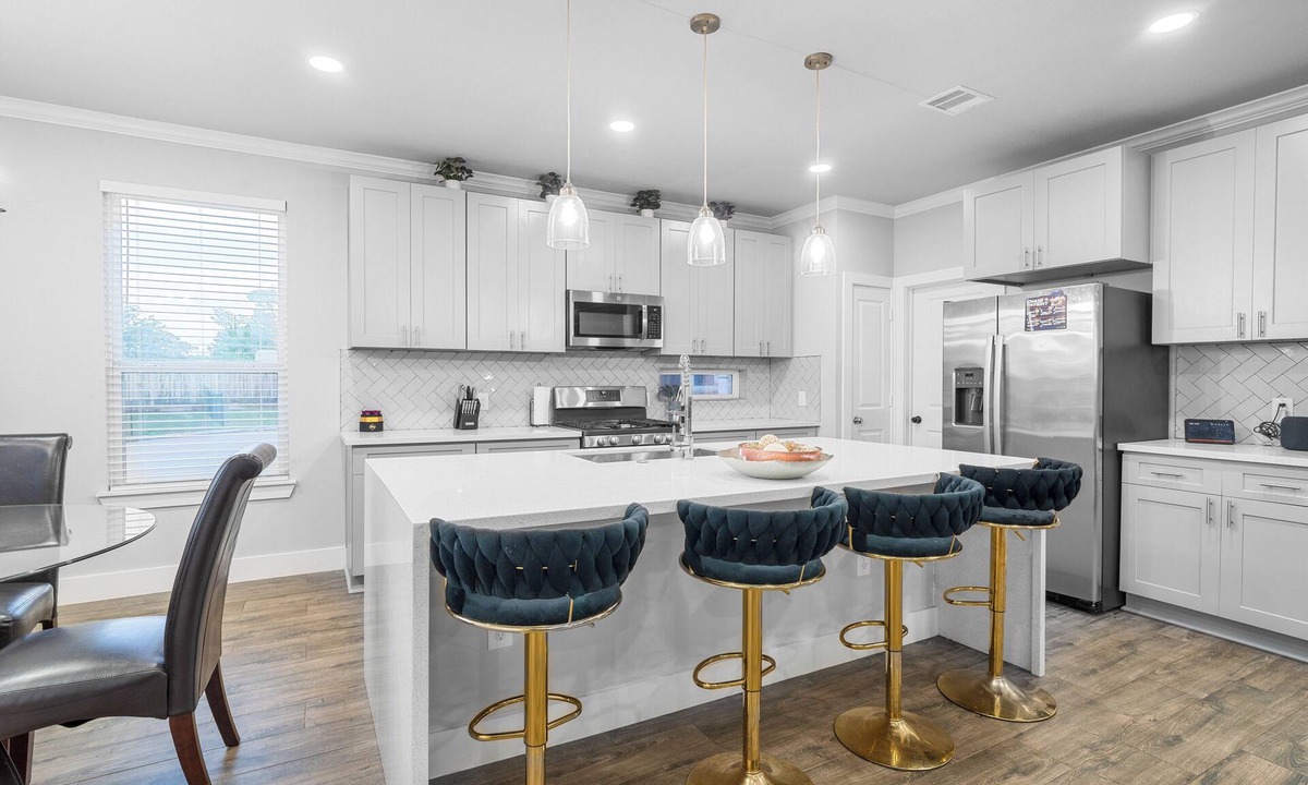 Barker House | New Beautiful Modern Luxury 3 Bedroom 2.5 Bathroom Home 20 Mins from Galleria