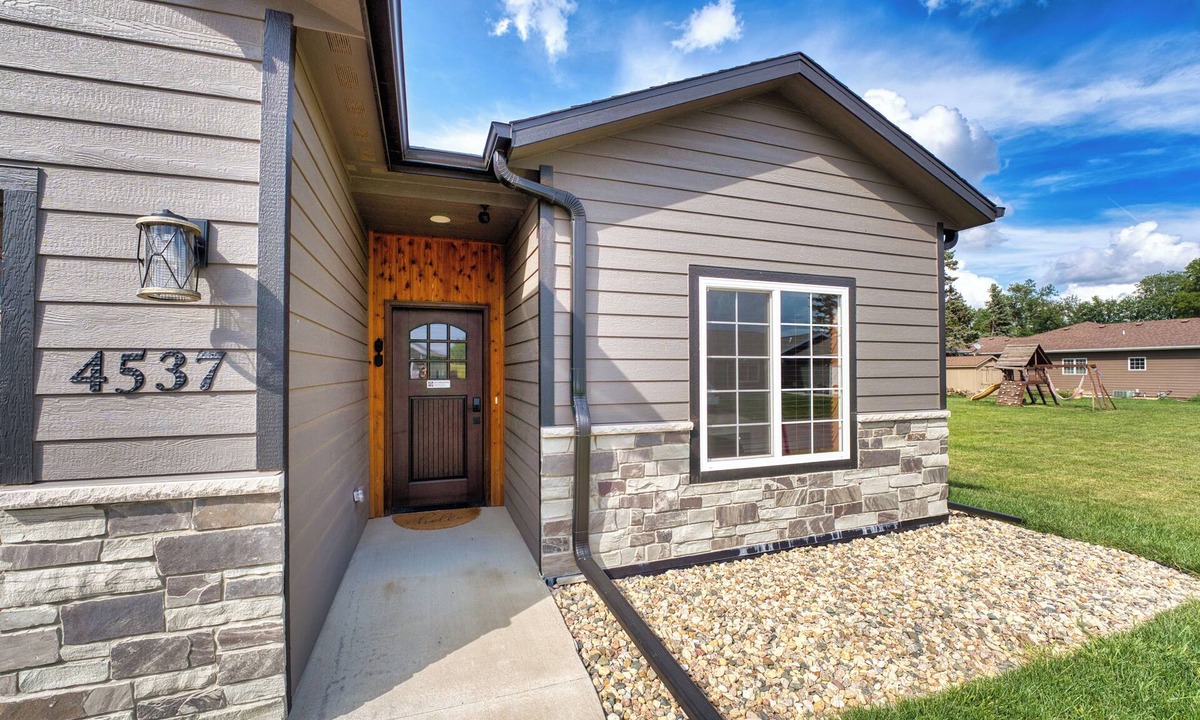 Sioux Falls House | NEW Construction 2 KING suites STAY July 20-21 book now voted #1 in S.F.