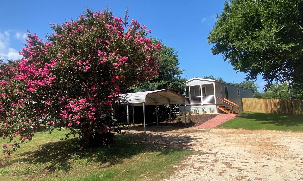 Granbury House | New Cozy 1 Bedroom/Bath Place Only 5 Minutes To Granbury’s Historic Square/Lake