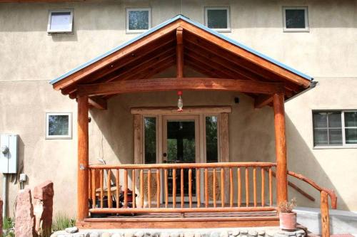 Pecos House | New Mexico Glamping Paradise: Riverfront Rental for the Ultimate Retreat
