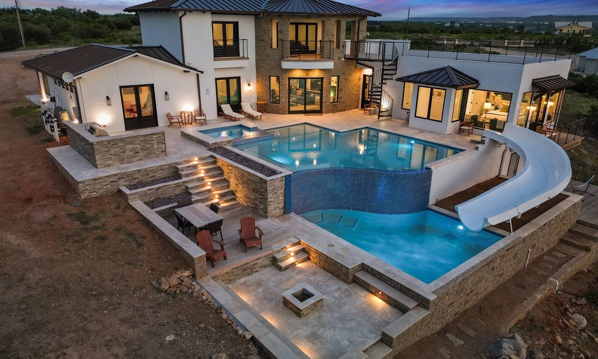 Graford House | *New PK SLIDE* 5 bed, 6 bath home with pool/hot tub. Hell's Gate View!