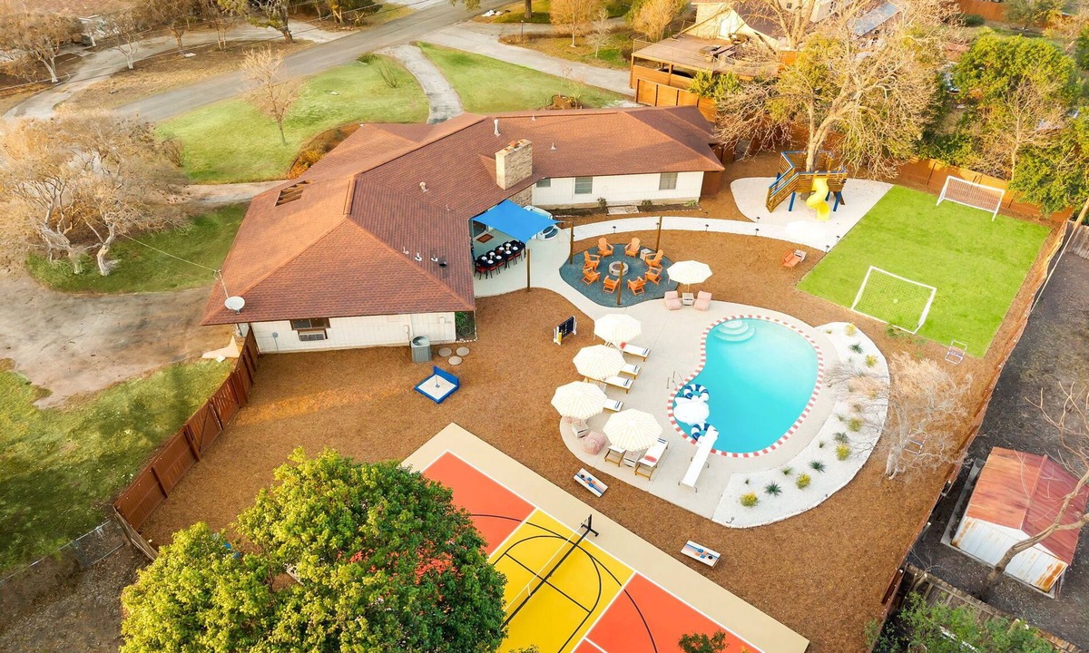 Leon Valley House | NEW Retro Luxury SoccerField+Pool+Tub+Treehouse+Pickle/Basketball+Theatre+Arcade