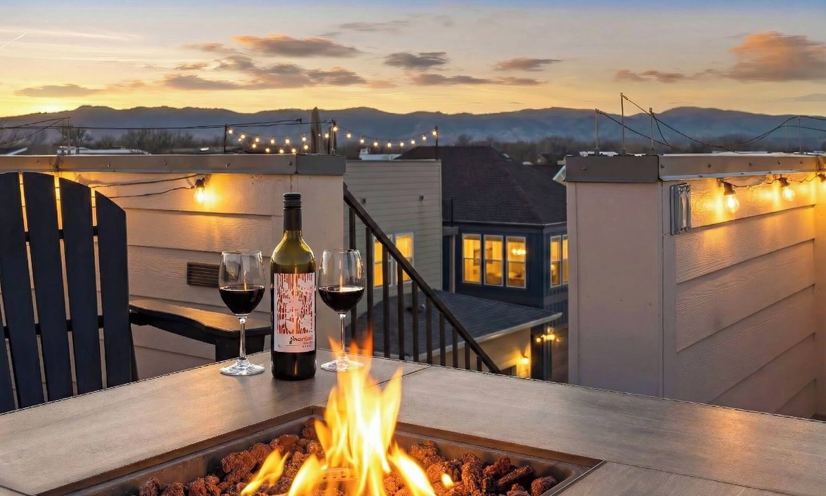 Fort Collins House | NEW! Walk 2 town Rooftop hot tub 2 King beds Dog friendly Luxury linens