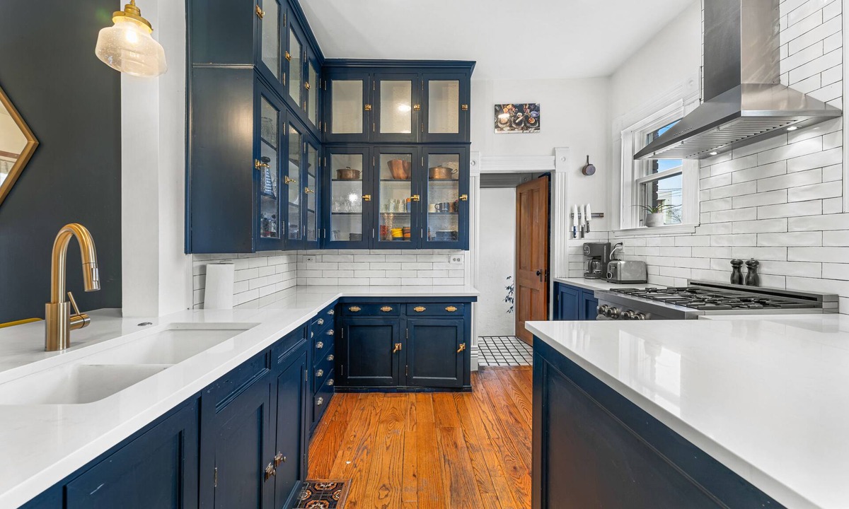 Speer House | New year discount! Beautiful Victorian in prime location. Grill & fire pit!