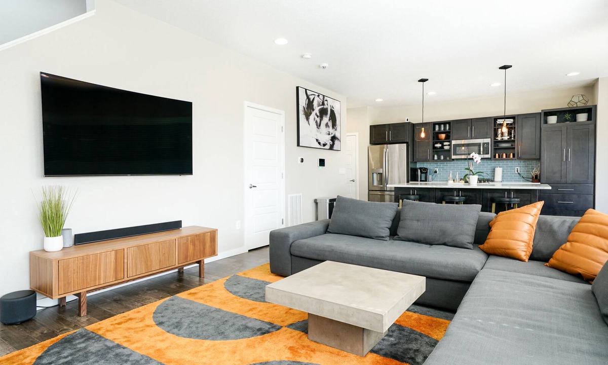 Parker House | Newly Furnished Modern Executive Rental - 30+ Day Stays - Private Hot Tub