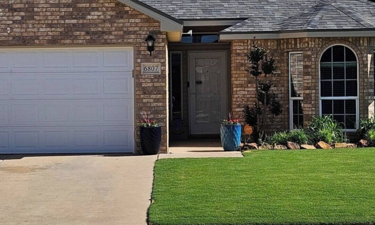 Lubbock House | Nice 3-bedroom pet friendly house in friendly Lubbock. 12 Minutes to Texas Tech