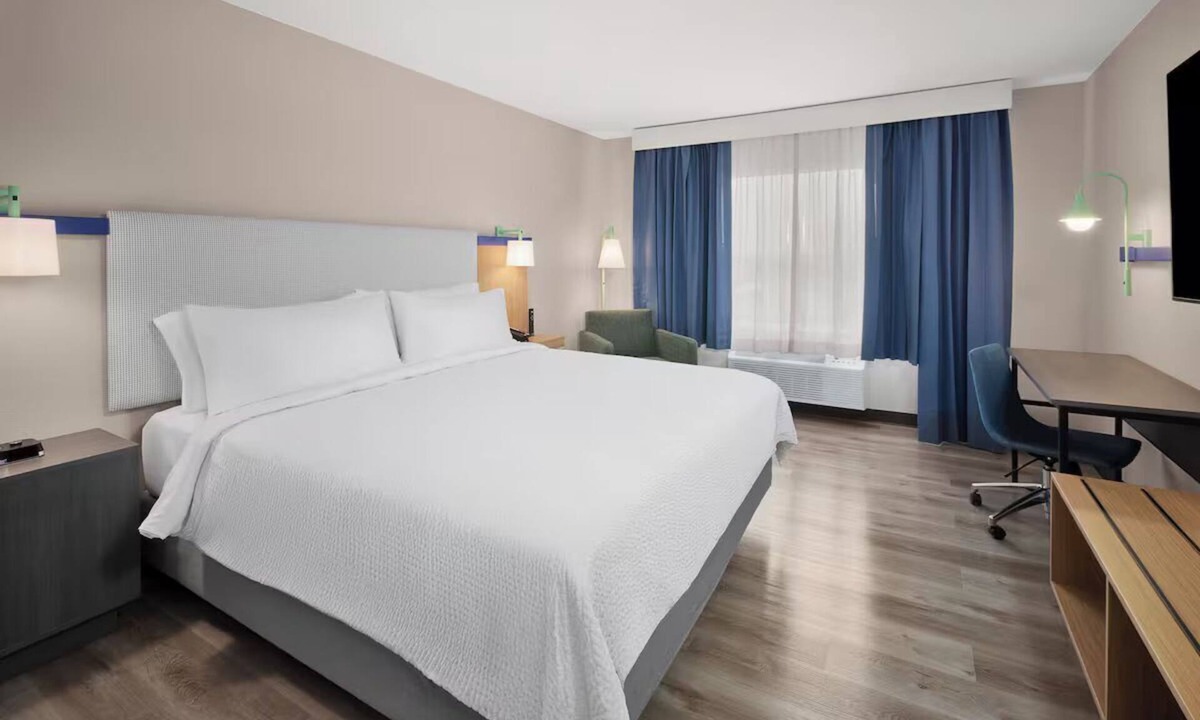 Lincoln Hotel | North Hills Lagoon King Room Breakfast and Gym