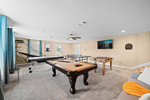 MacGregor House | Nr DT, Med Center, Midtown Sleeps 16 Game Room