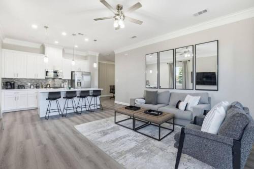 Greater Fondren Southwest House | O30B Southwest Houston 2BR King Beds Pet Friendly Townhome